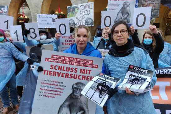 Unterschriftenübergabe gegen Covance, Münster