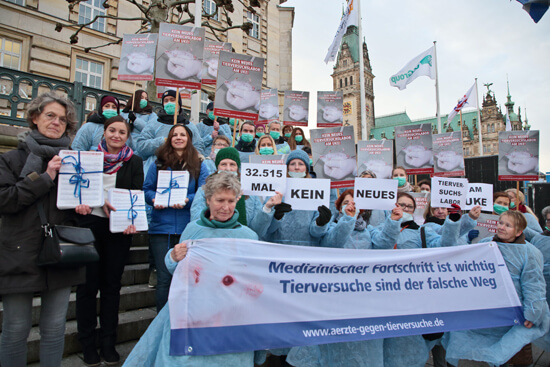 Unterschriftenübergabe gegen Tierversuche in Hamburg