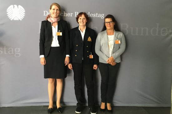 Dr. Davina Bruhn, Dr. Corina Gericke, Dr. Cristeta Brause bei der Anhörung zu Tierversuchen im Deutschen Bundestag
